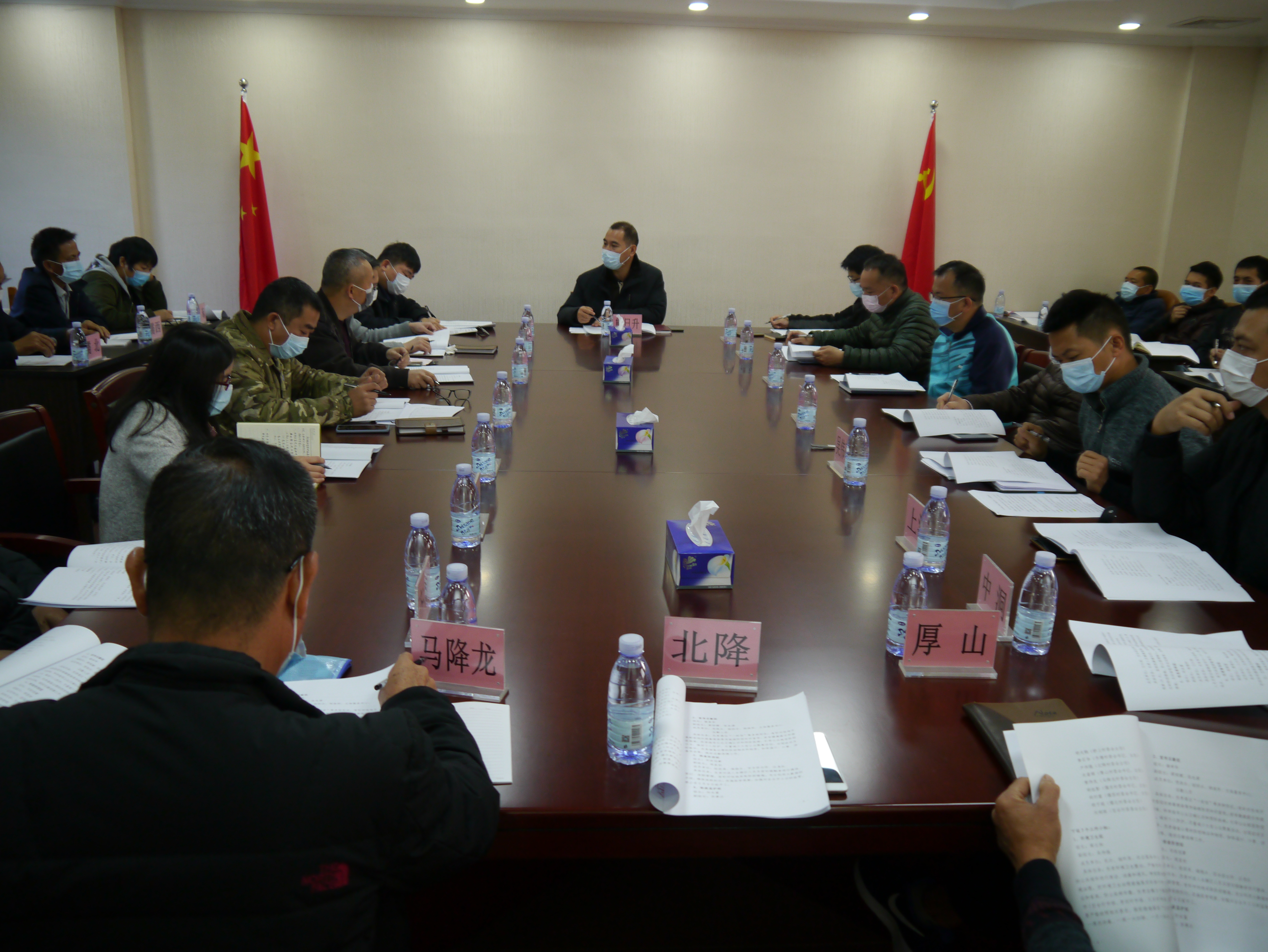 1、鎮(zhèn)黨委書記、市人大代表熊日升主持疫情防控部署工作會議.JPG