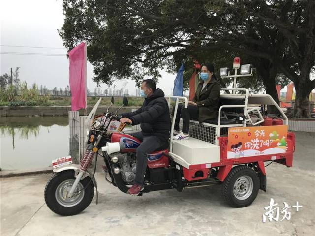 石溪村利用微型消防車(chē)進(jìn)行防控宣傳。