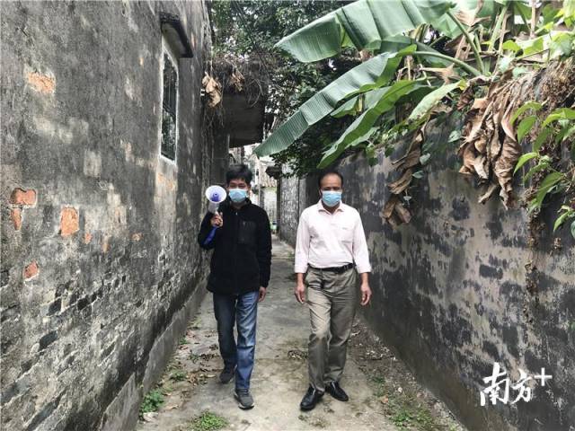 中股村黨支部書記司徒遠(yuǎn)林（右）用大喇叭宣傳防疫知識(shí)。
