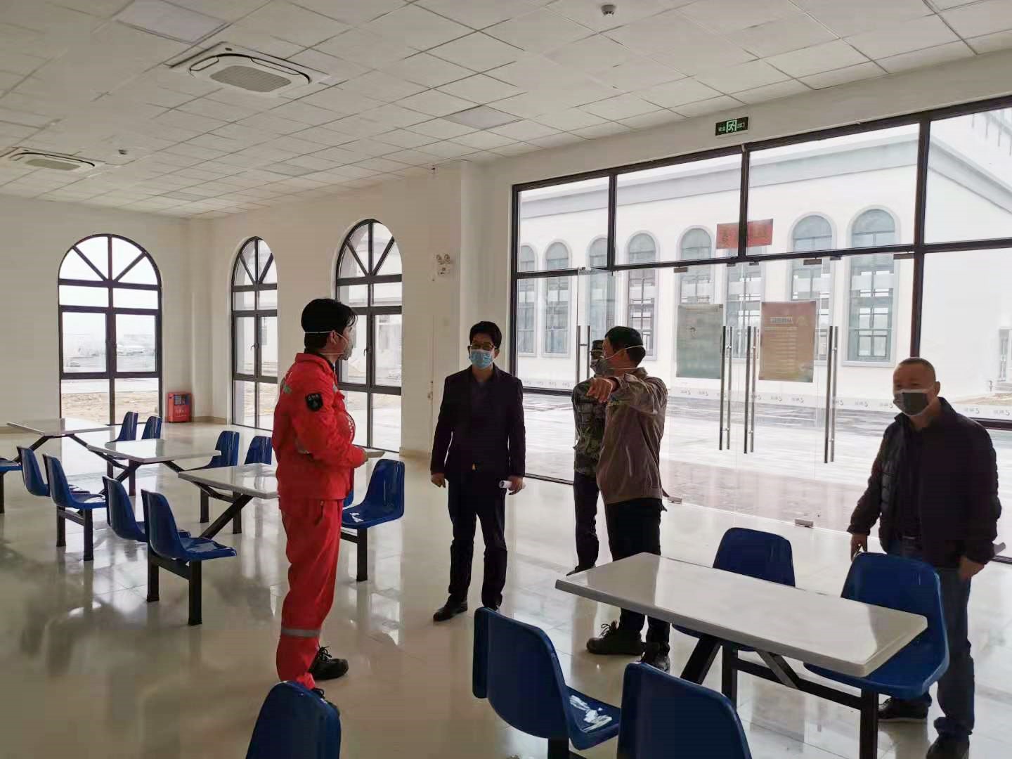 2、鎮(zhèn)長梁志偉指導(dǎo)企業(yè)復(fù)工復(fù)產(chǎn)工作.jpg