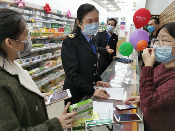 田明明對醫(yī)用防護服、醫(yī)用口罩、抗流感病毒藥品等進行監(jiān)督檢查，確保疫情防控期間用藥用械質量安全.jpg
