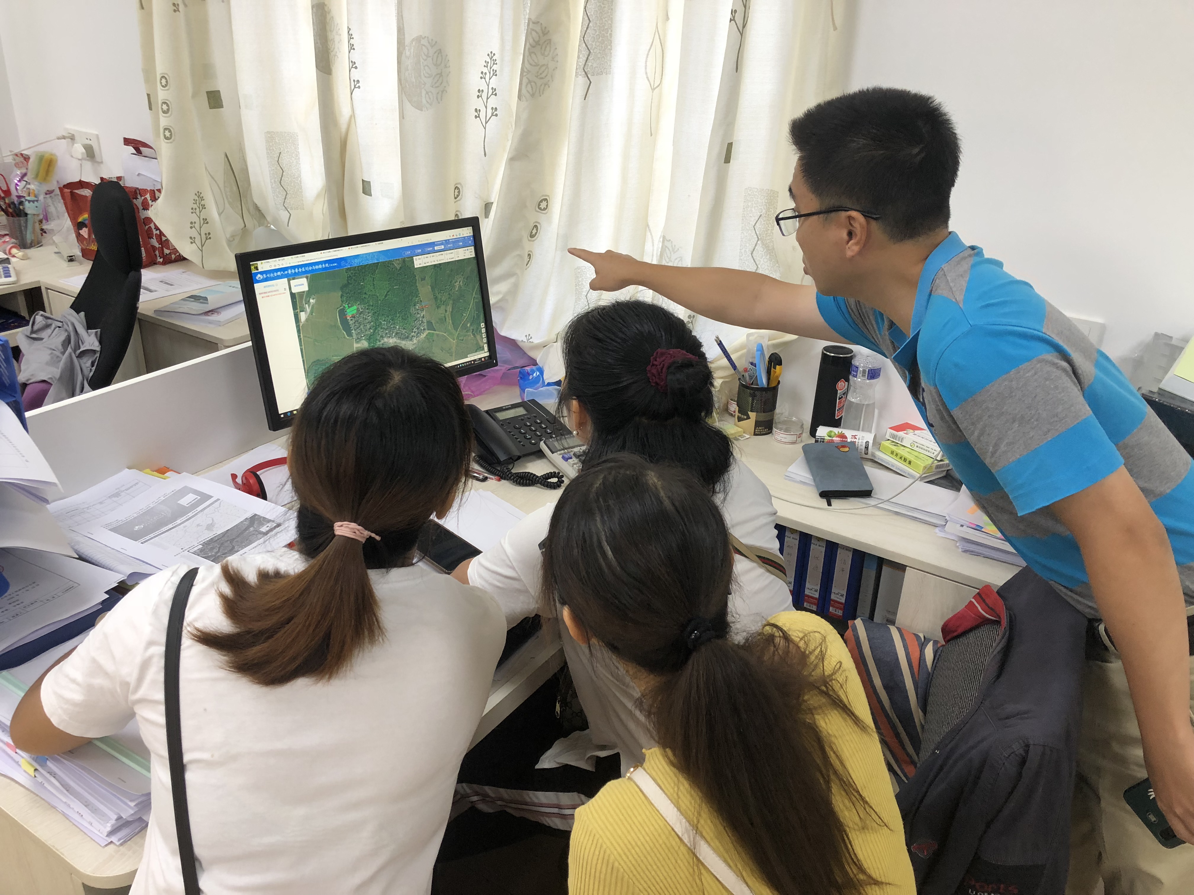2分批培訓各村居普查員學習建筑物繪圖系統(tǒng).JPG