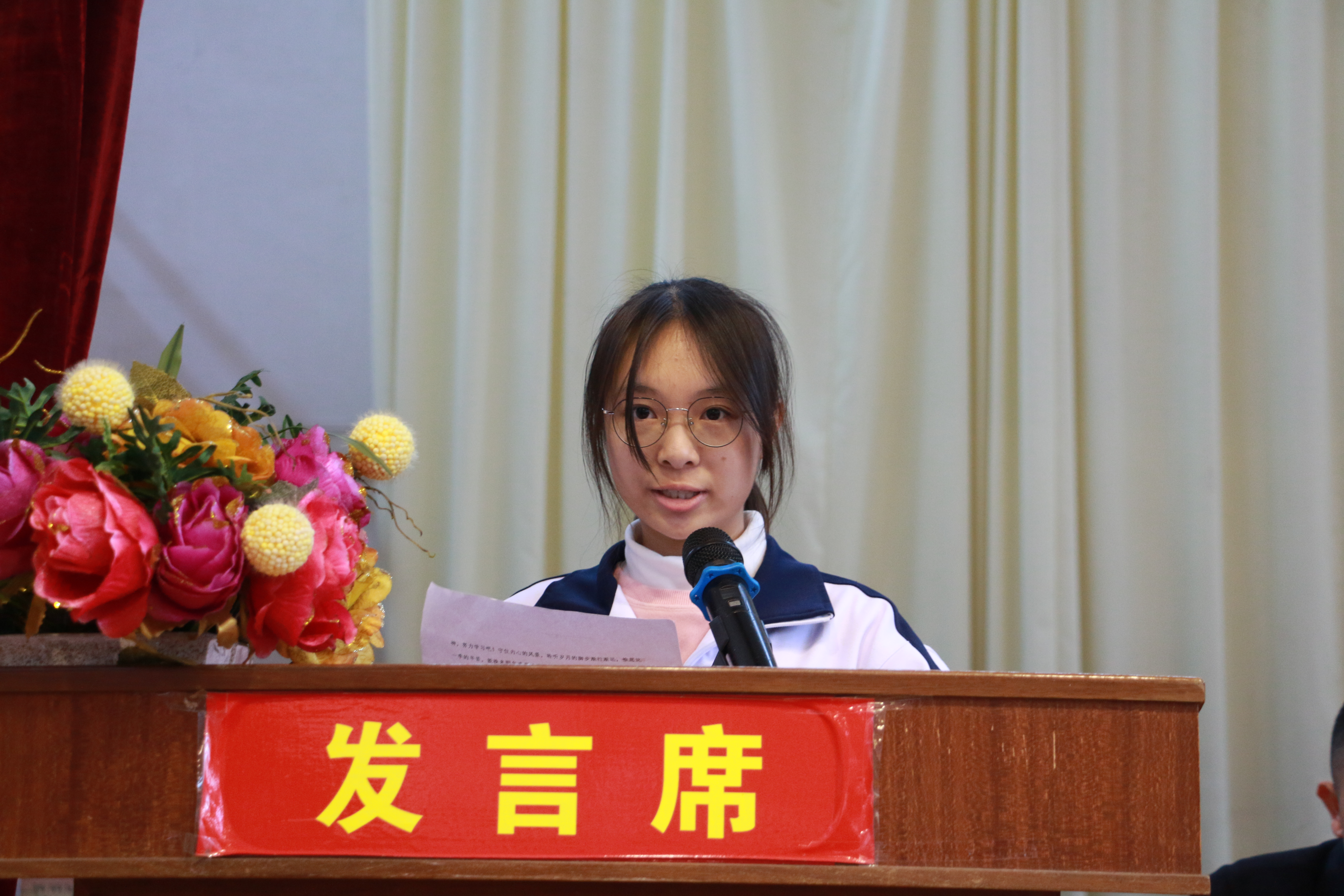 12、獲獎學(xué)生代表嚴綺楠講話.JPG