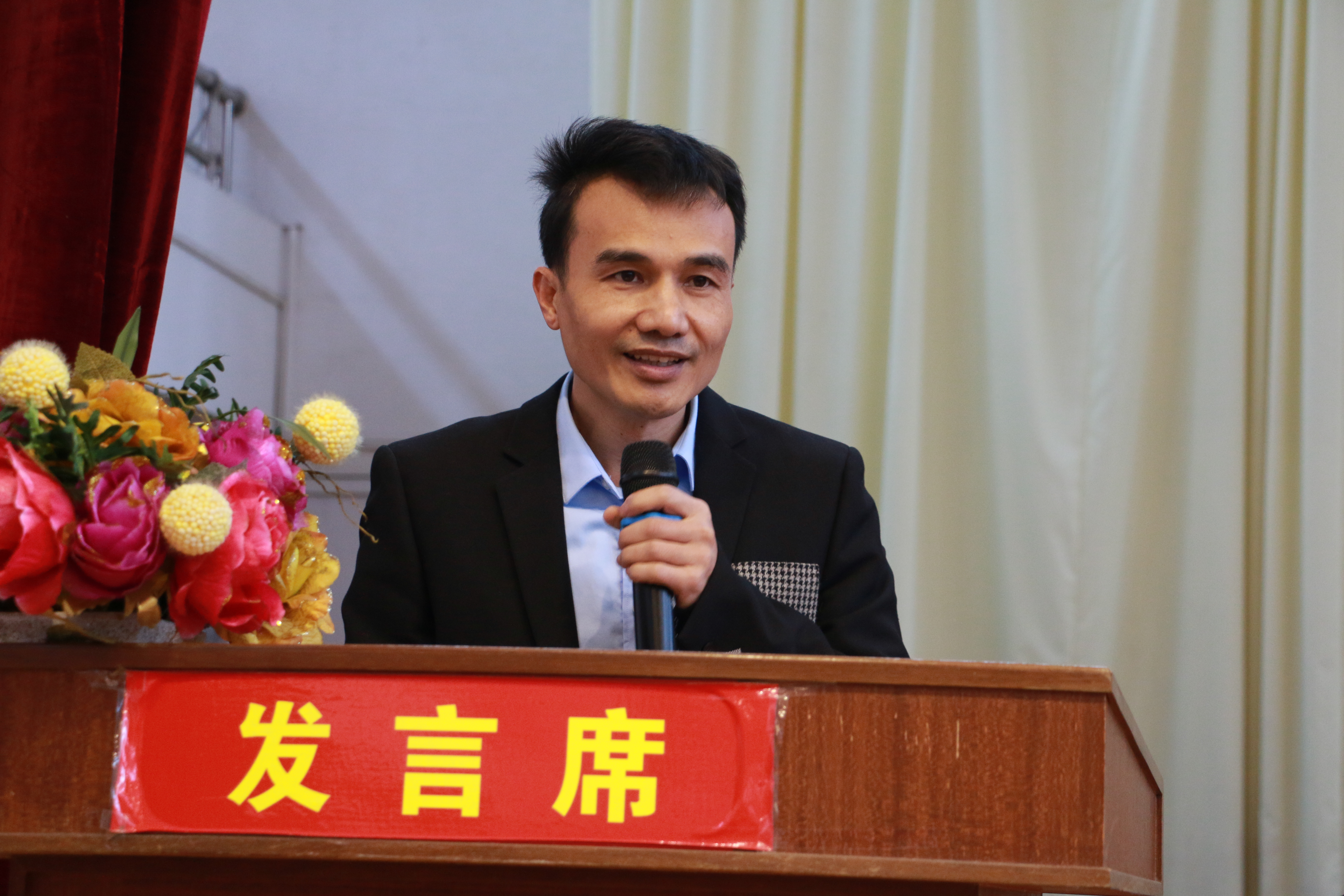 13、家長代表關(guān)國能講話.JPG
