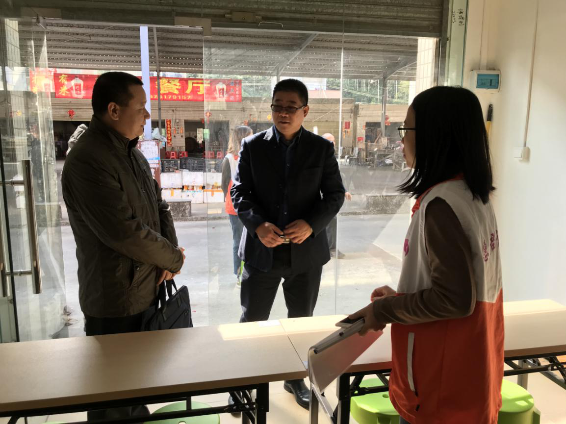 項(xiàng)目社工向中共開平市委政法委副書記楊飄（左）、中共龍勝鎮(zhèn)黨委副書記勞振輝（中）現(xiàn)場介紹項(xiàng)目改造情況.png