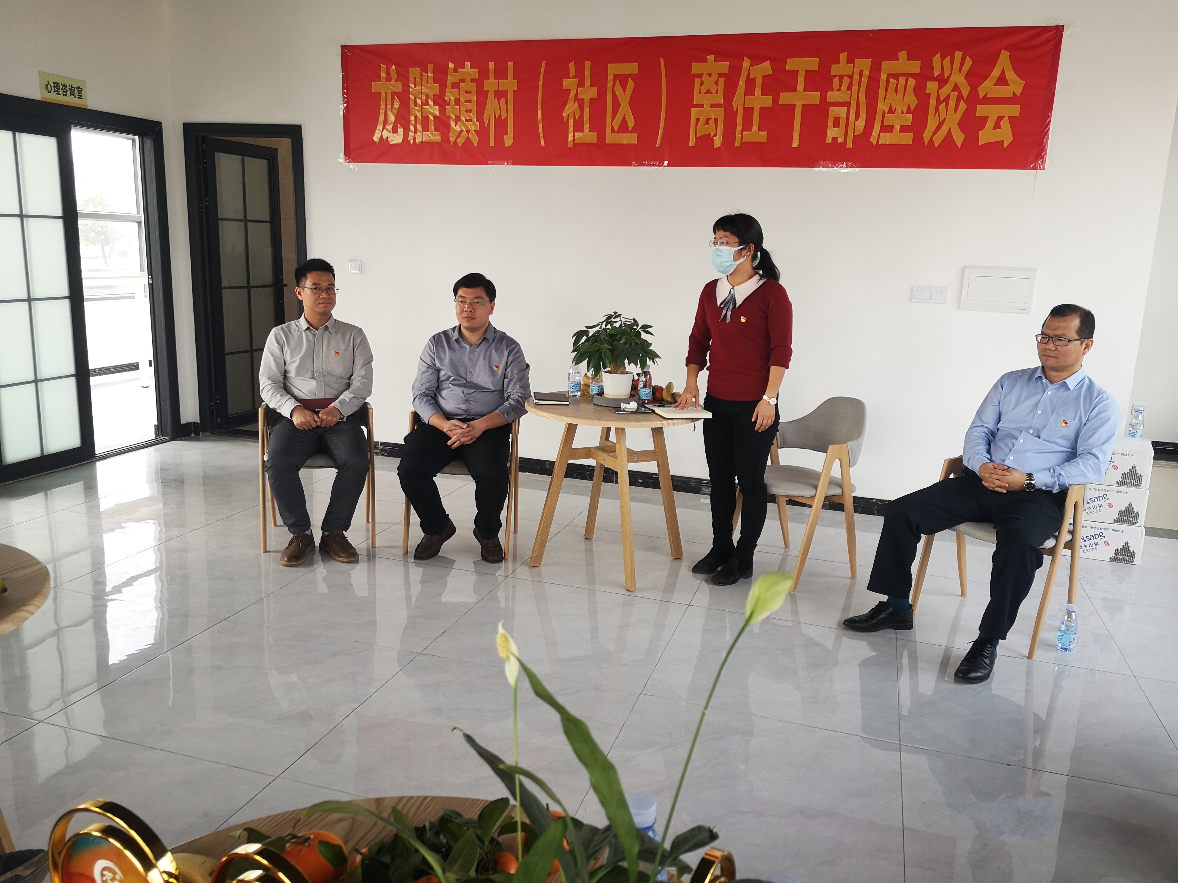 8鎮(zhèn)黨委副書記、鎮(zhèn)長(zhǎng)黃巧娜講話.jpg