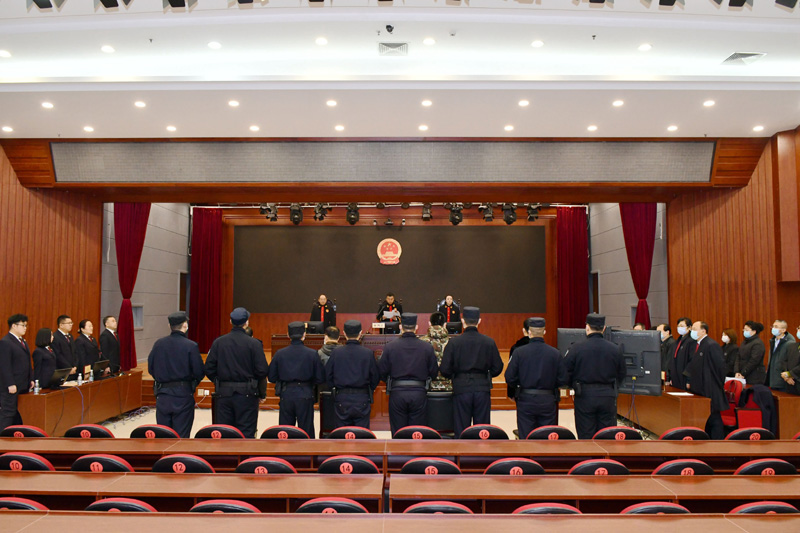 　　2020年11月20日，黑龍江省22家法院對38件黑惡勢力和“保護傘”案件集中宣判，涉案的227名被告人被判處刑罰，最高被判處無期徒刑。這是在黑龍江省牡丹江市中級人民法院拍攝的宣判現(xiàn)場。新華社發(fā)