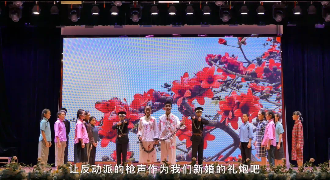 12  5月21日，為慶祝建黨100周年，開(kāi)平市金山中學(xué)共青團(tuán)員、少先隊(duì)員在體育館上演舞臺(tái)劇《烈骨忠魂木棉情》，謳歌僑鄉(xiāng)英雄周文雍和陳鐵軍的革命故事。1.png
