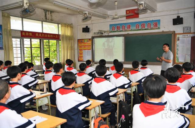 2011年6月，教育部授予開平市百合初級(jí)中學(xué)一個(gè)班為“周文雍陳鐵軍”班，并延續(xù)至今。楊興樂攝