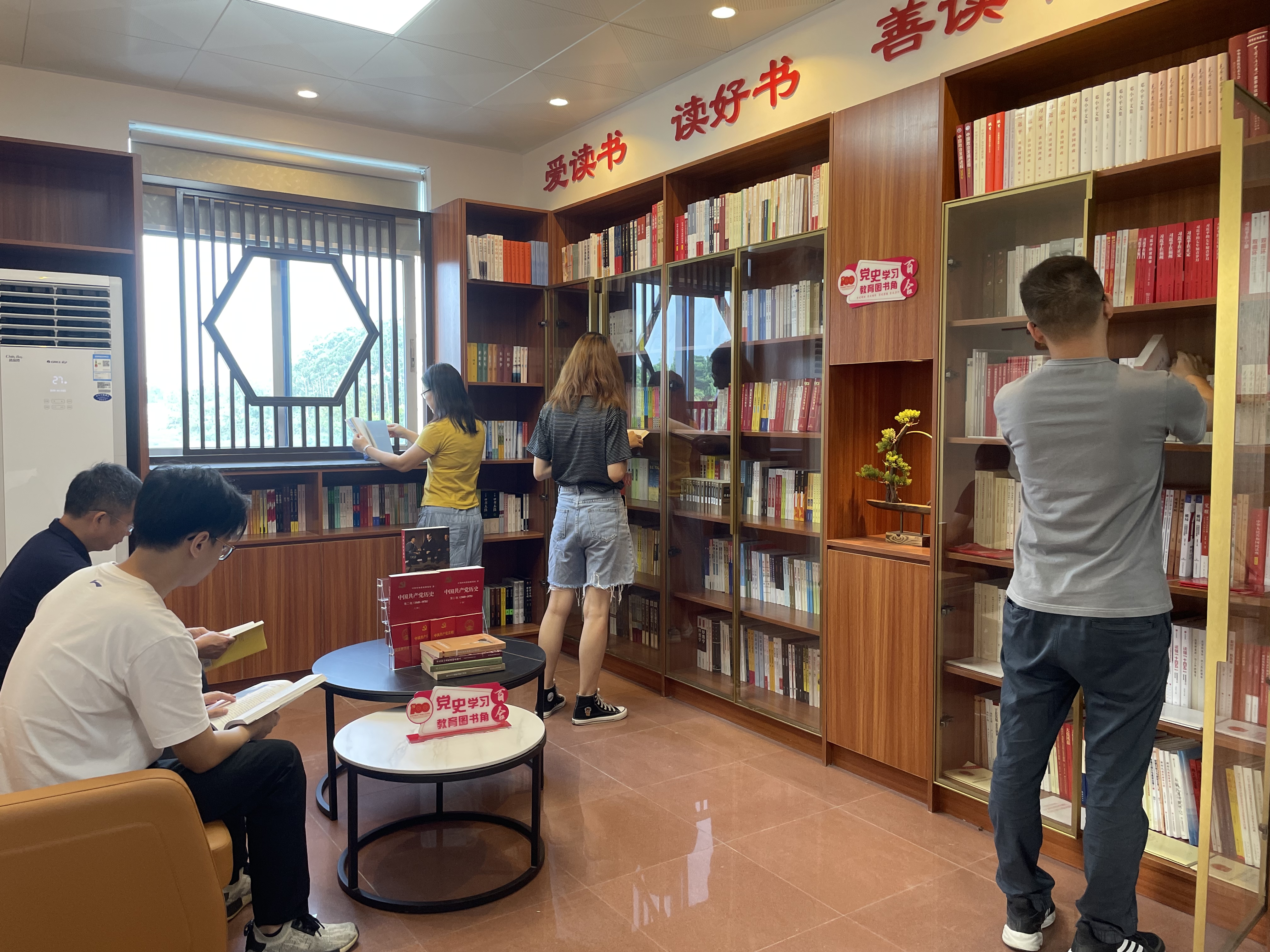 百合鎮(zhèn)人大聯絡站圖書館.jpg