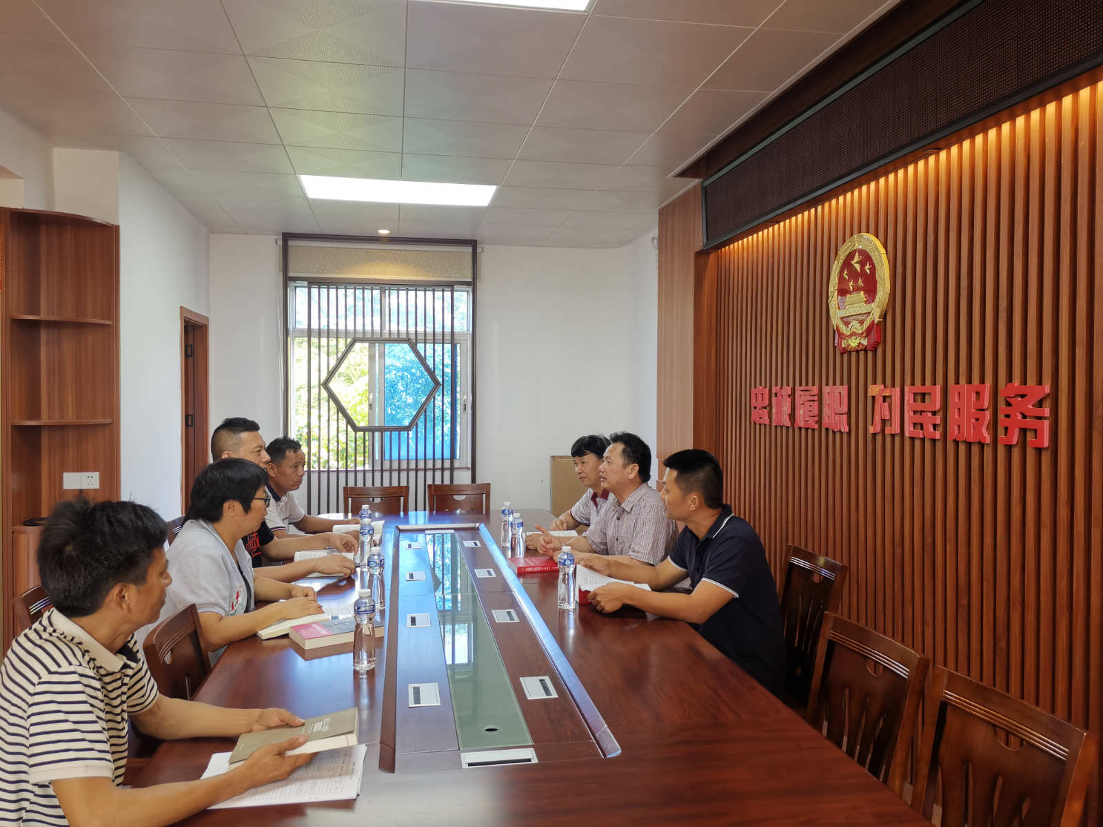 2百合鎮(zhèn)人大代表借助圖書室資源，“大學(xué)習(xí)、深交流”，提升履職能力及綜合素質(zhì)_meitu_5.jpg