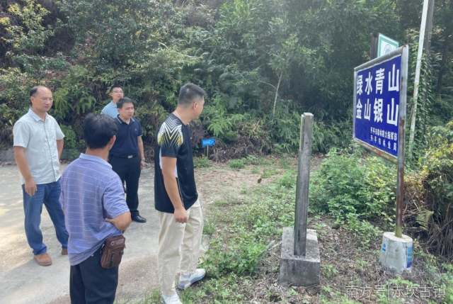 ▲檢查組要求加強路口人員管控和巡山護林，確保將火種留在山下