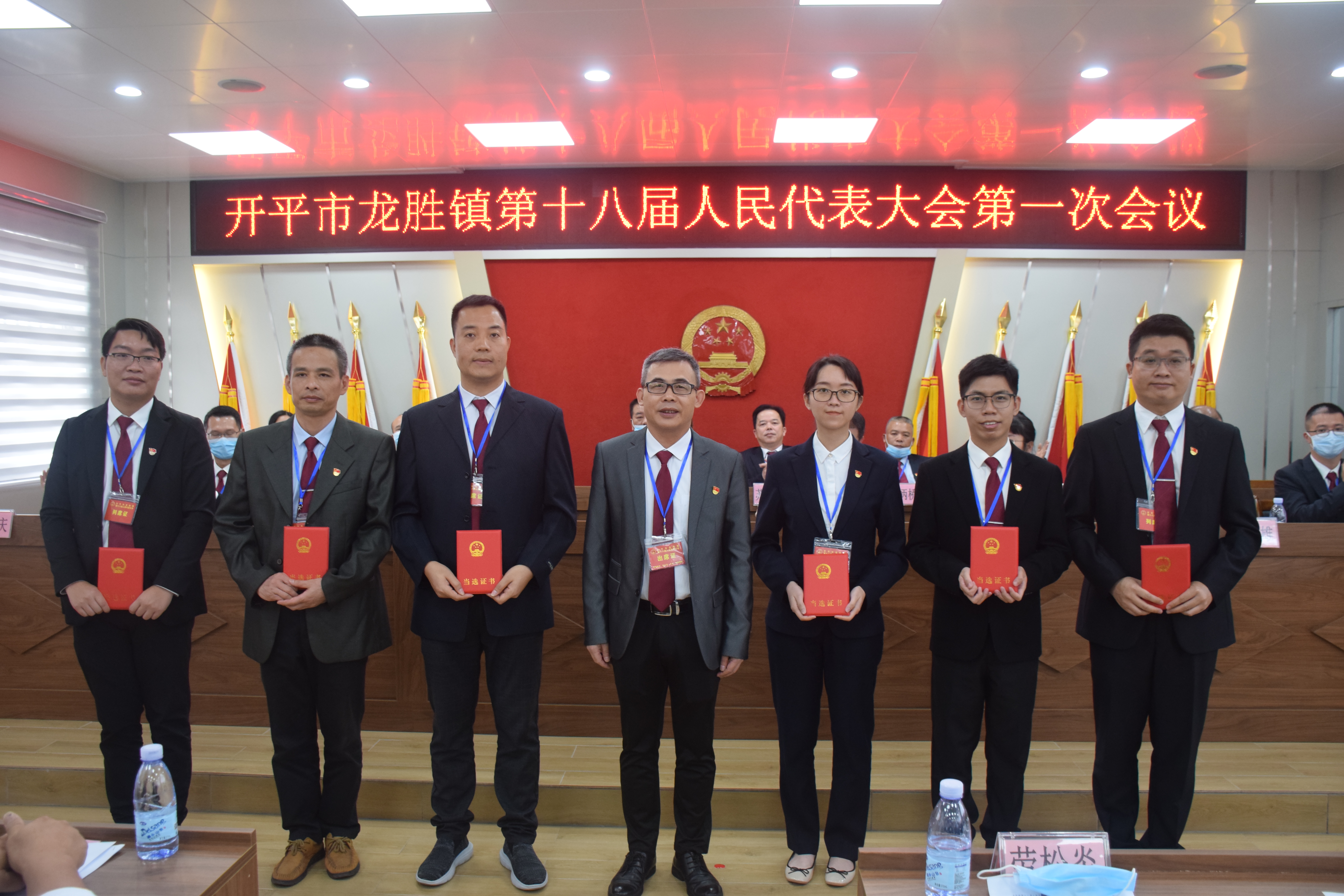 13鎮(zhèn)人大主席彭少波為劉其林、勞松炎、余權偉、譚永輝、張詩華、黃文彬頒發(fā)副鎮(zhèn)長當選證書.JPG