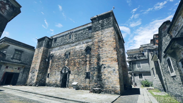 ▲迎龍樓樓體坐西北朝東南，樓高三層，磚木結(jié)構(gòu)，距今已有440多年歷史。