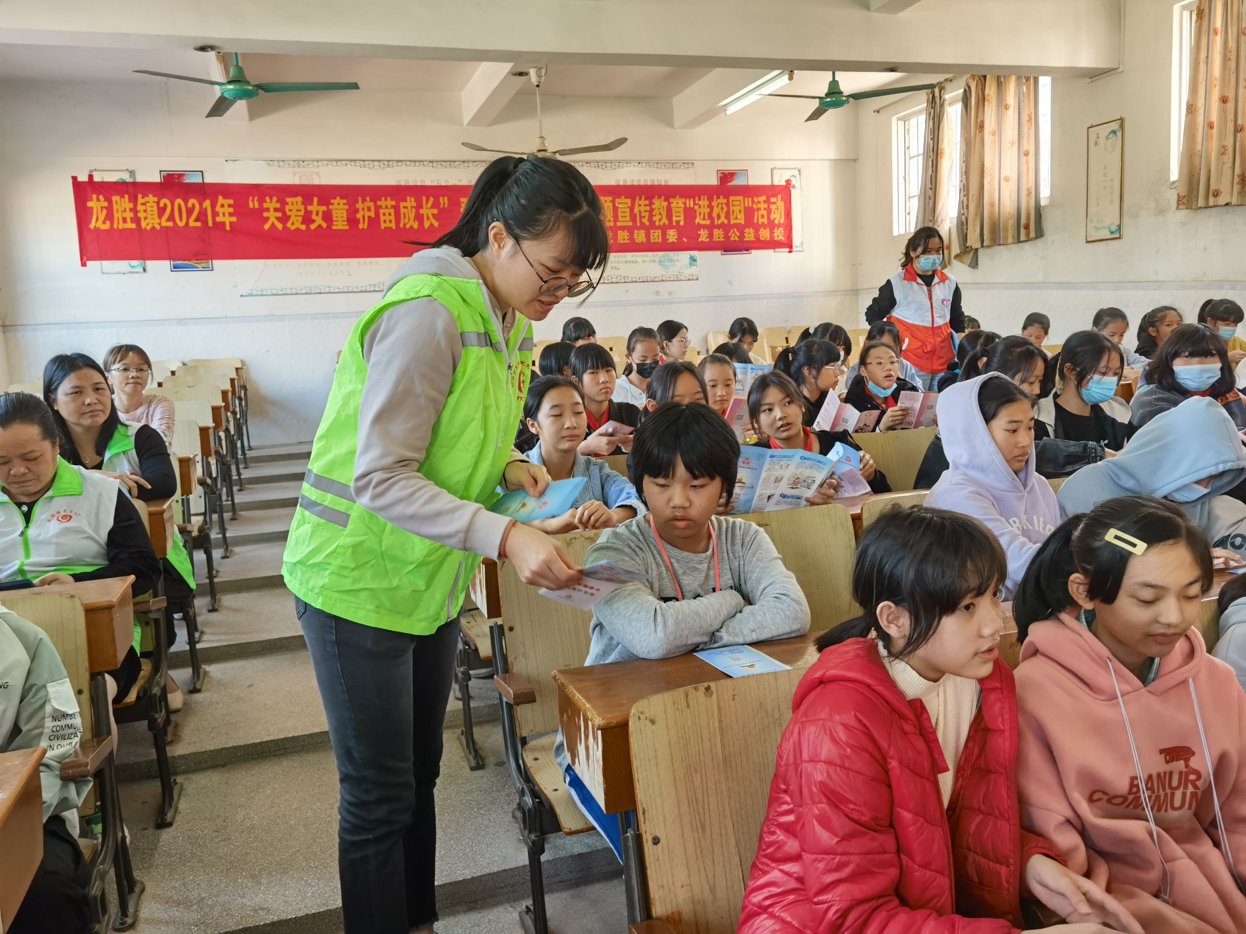 2派發(fā)《未成年人預防性侵害手冊》.jpg