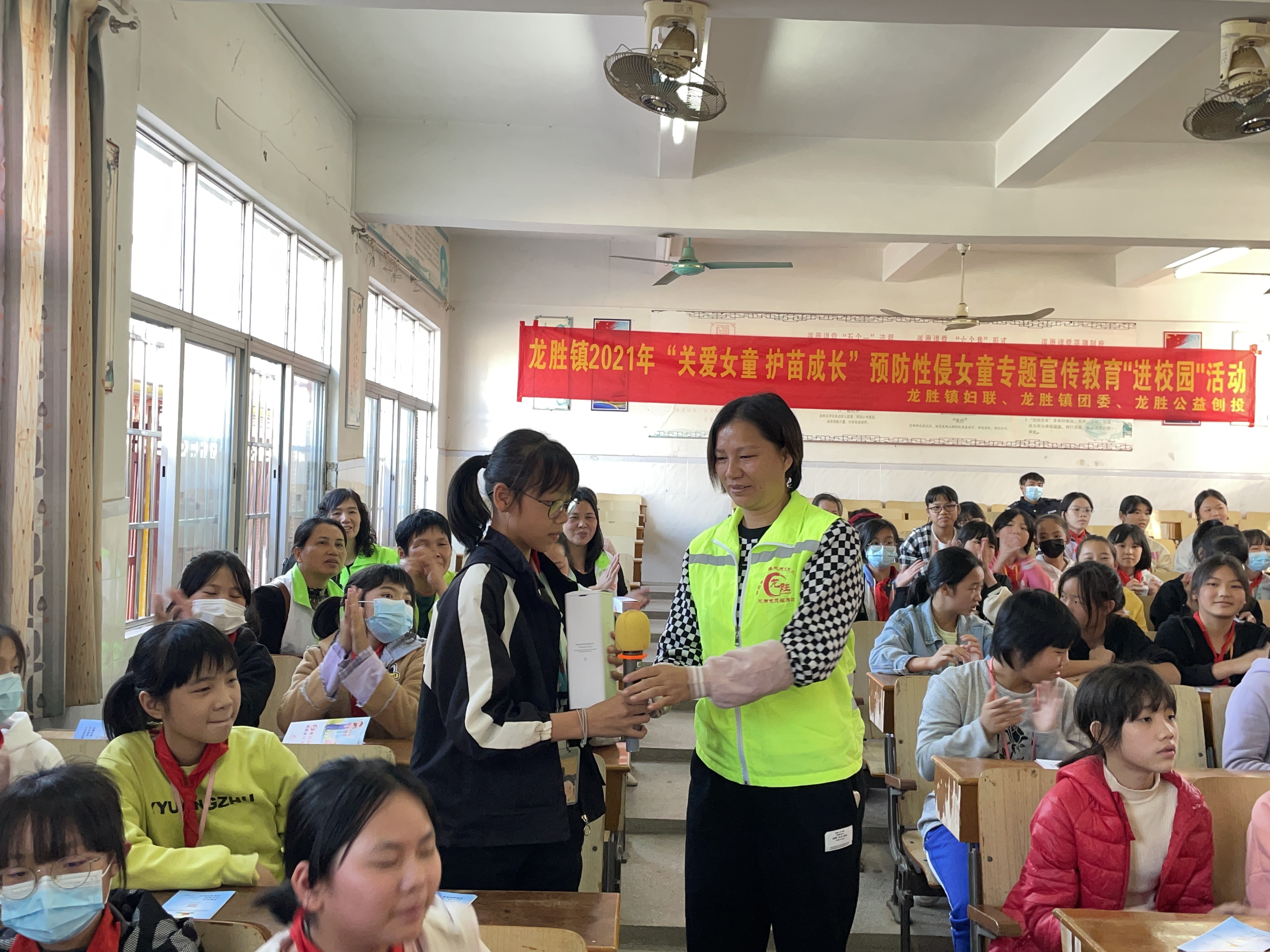 5為積極搶答的學生派發(fā)獎品.jpg