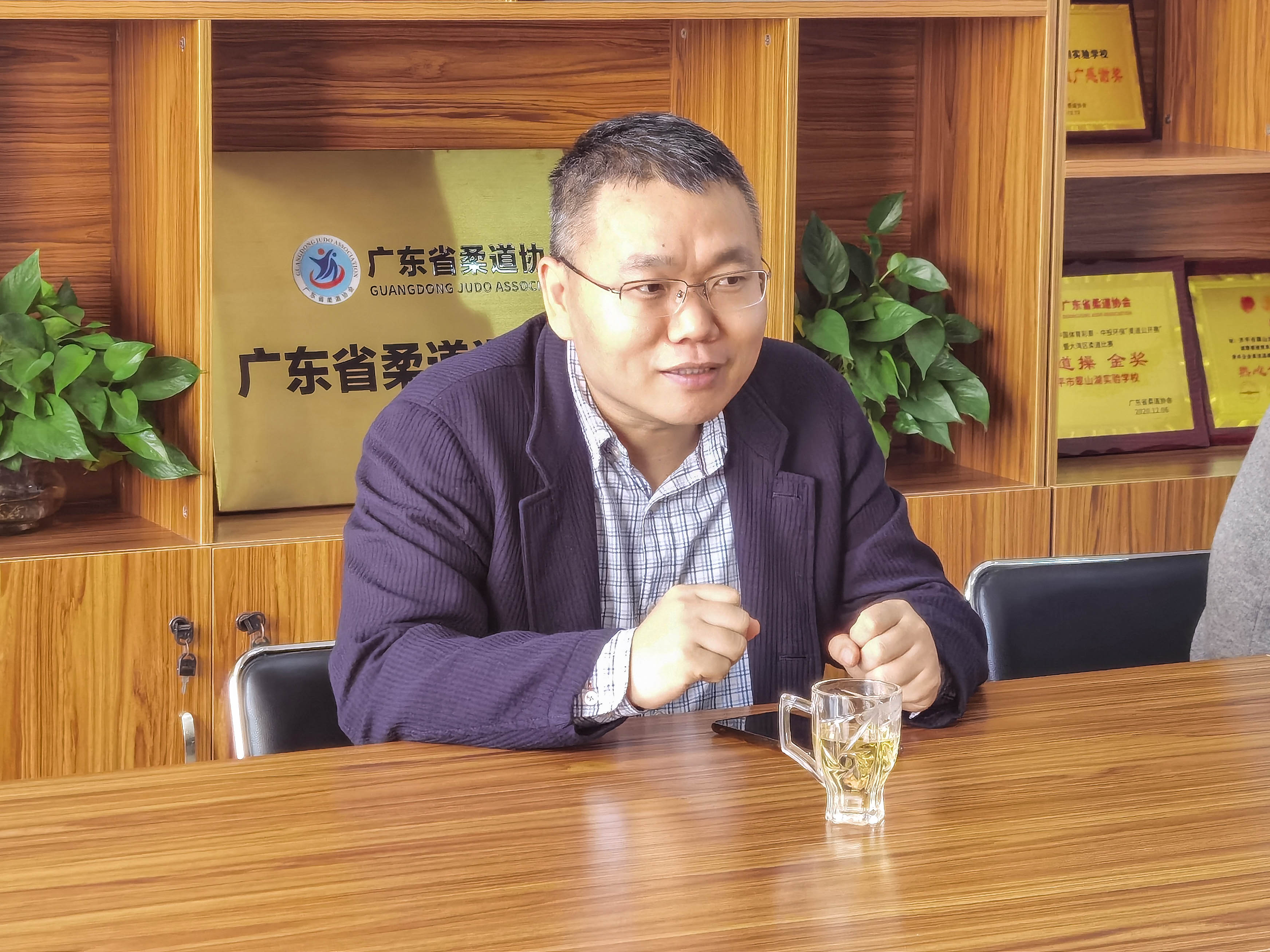 7.在聽取匯報(bào)后，賈匯亮教授對(duì)學(xué)校開展教師信息技術(shù)應(yīng)用能力提升校本研修工作提出指導(dǎo)意見和具體要求.jpg