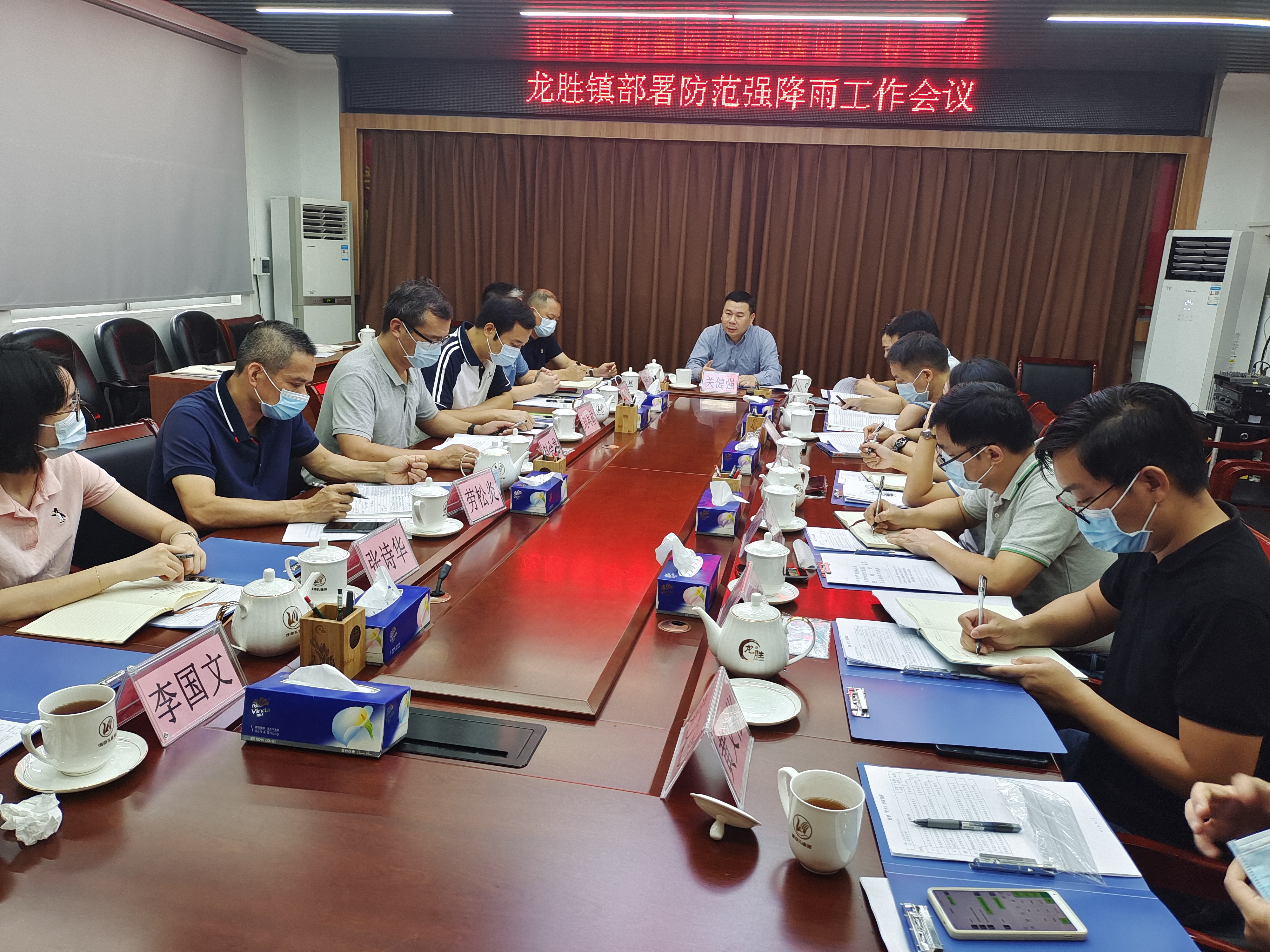1鎮(zhèn)、村兩級(jí)召開(kāi)強(qiáng)降雨防汛專(zhuān)題工作會(huì)議.jpg