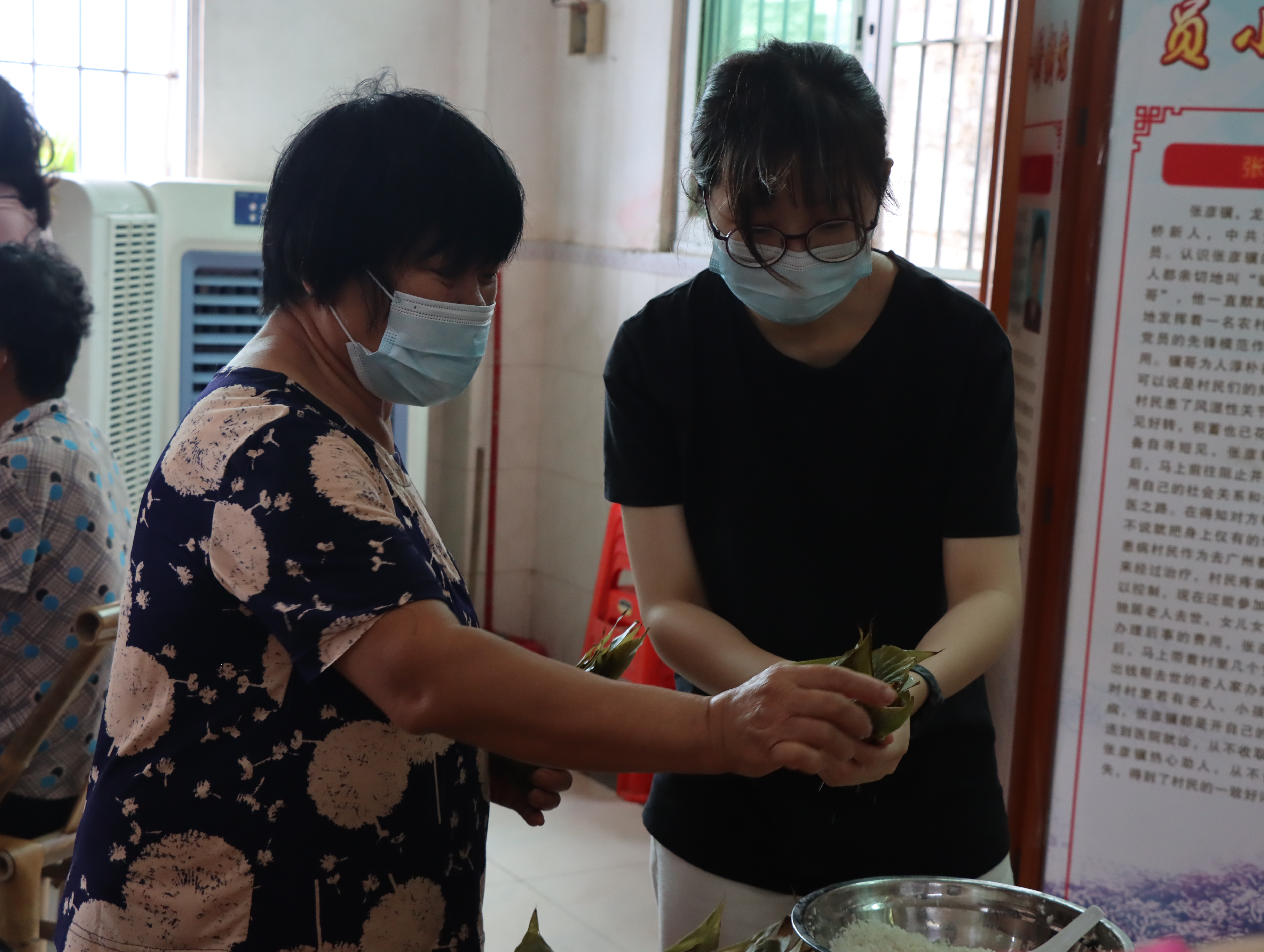 4△龍勝包粽“達(dá)人”耐心地教授志愿者包粽子的技巧，將傳統(tǒng)手藝代代相傳.JPG