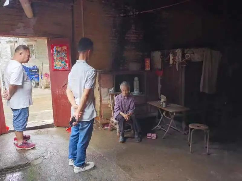 5網(wǎng)格員入戶查看群眾住房環(huán)境，詢問房屋漏水、進(jìn)水情況.jpeg