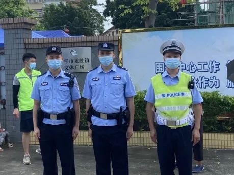 25安保人員不懼酷暑，堅守崗位，維持著現(xiàn)場秩序.jpg