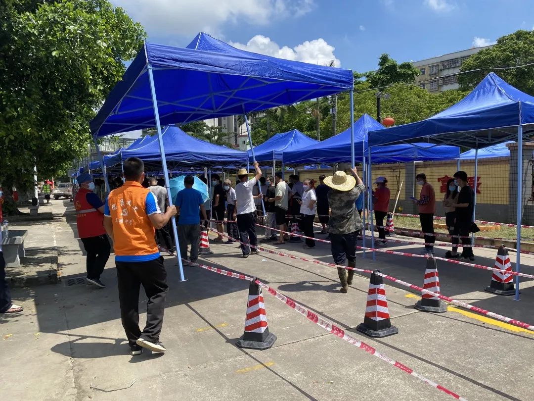 26在核酸檢測現(xiàn)場，及時增設(shè)帳篷為群眾遮陽.jpg