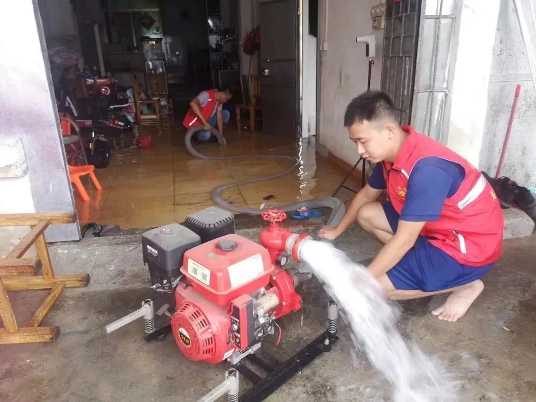 13志愿者們搬來抽水機，幫助受災群眾房屋排水.jpg