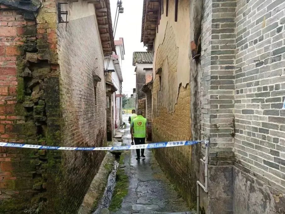 14志愿者入村入戶查看群眾居住環(huán)境，詢問房屋漏水、進水情況，全覆蓋排查涉危房.jpg