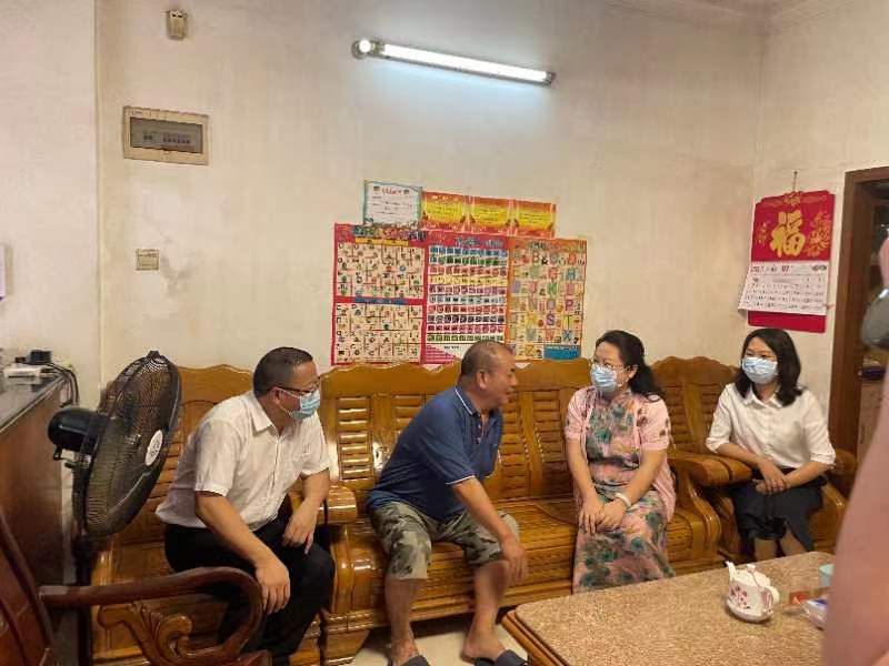 1江門市委常委、市委宣傳部部長陳冀來到龍勝鎮(zhèn)政府退休干部、二等功臣蘇學(xué)東家中，向他致以節(jié)日問候.jpg