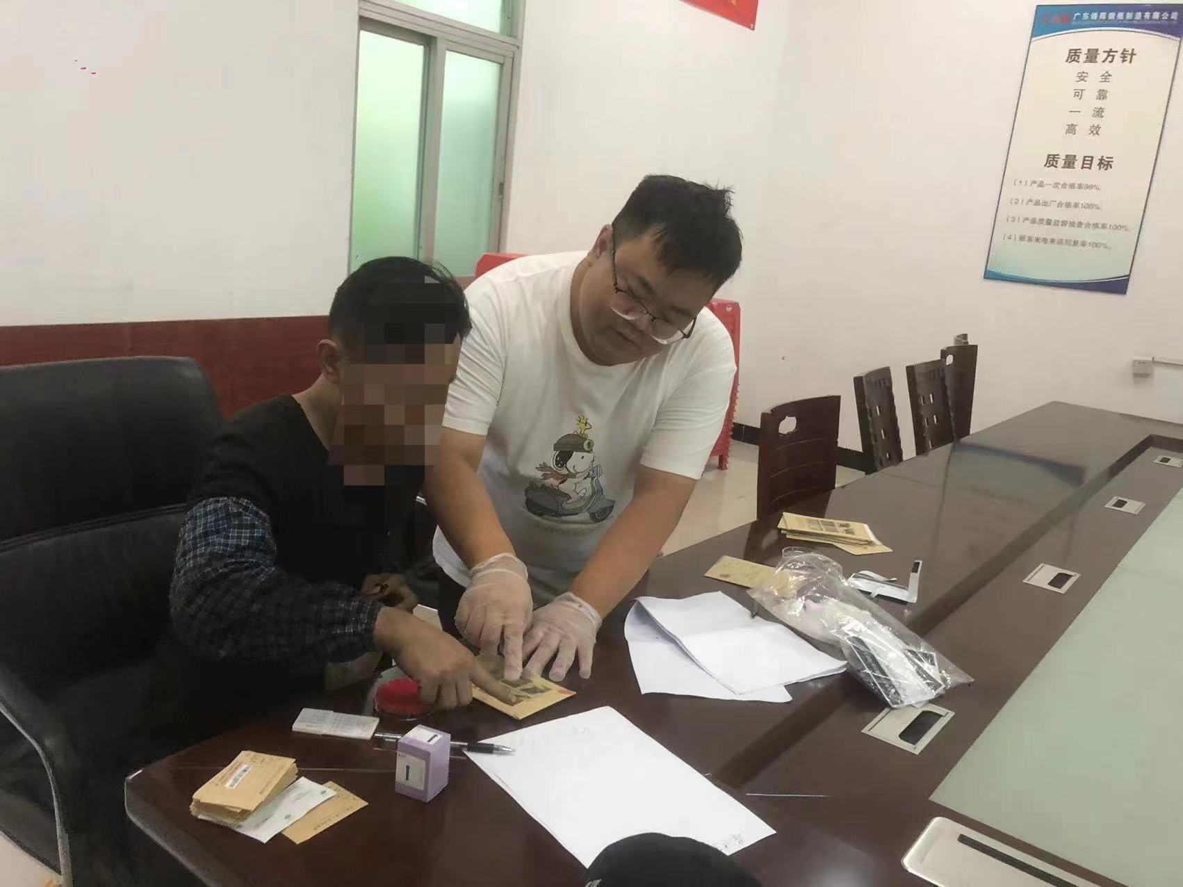 8對(duì)龍勝鎮(zhèn)在冊(cè)現(xiàn)有吸毒人員、病殘吸毒人員、重點(diǎn)行業(yè)從業(yè)人員以及鎮(zhèn)府全體工作人員、村（社區(qū)）“兩委”干部、各站所工作人員全面落實(shí)毛發(fā)檢測(cè)工作.jpg