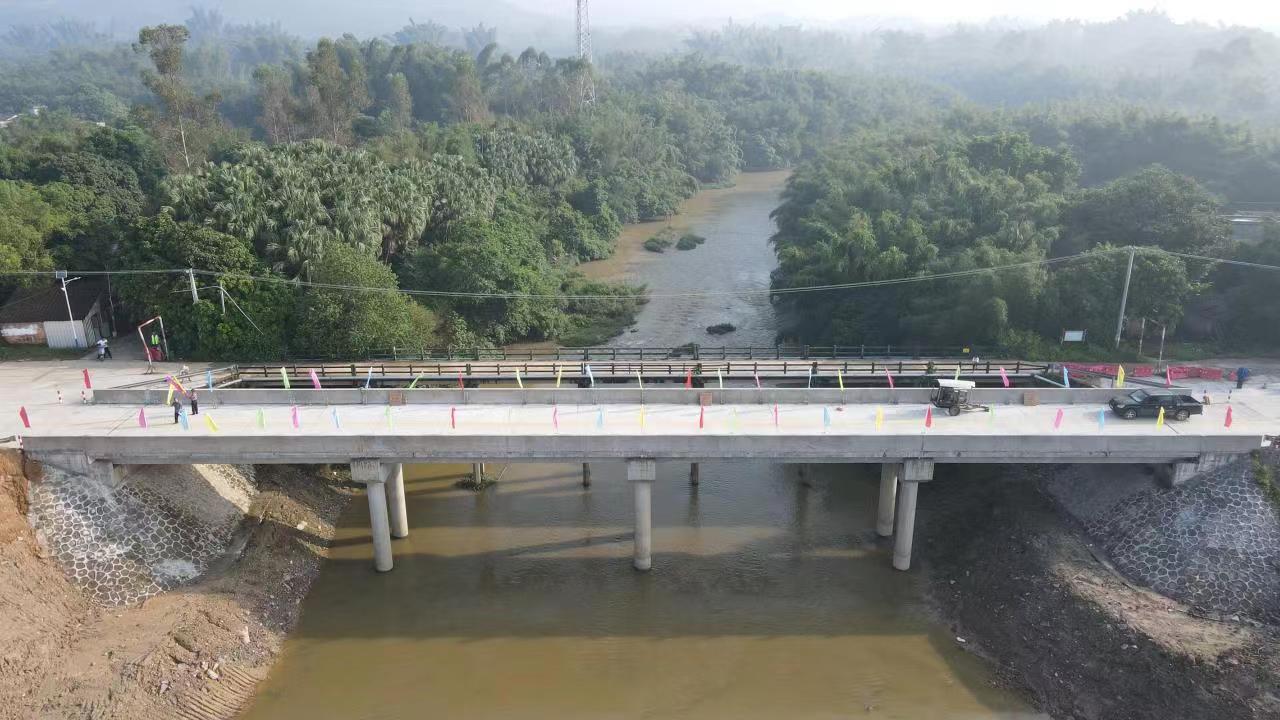 01蜆岡鎮(zhèn)建設好農(nóng)村公路-4風灣橋.jpg