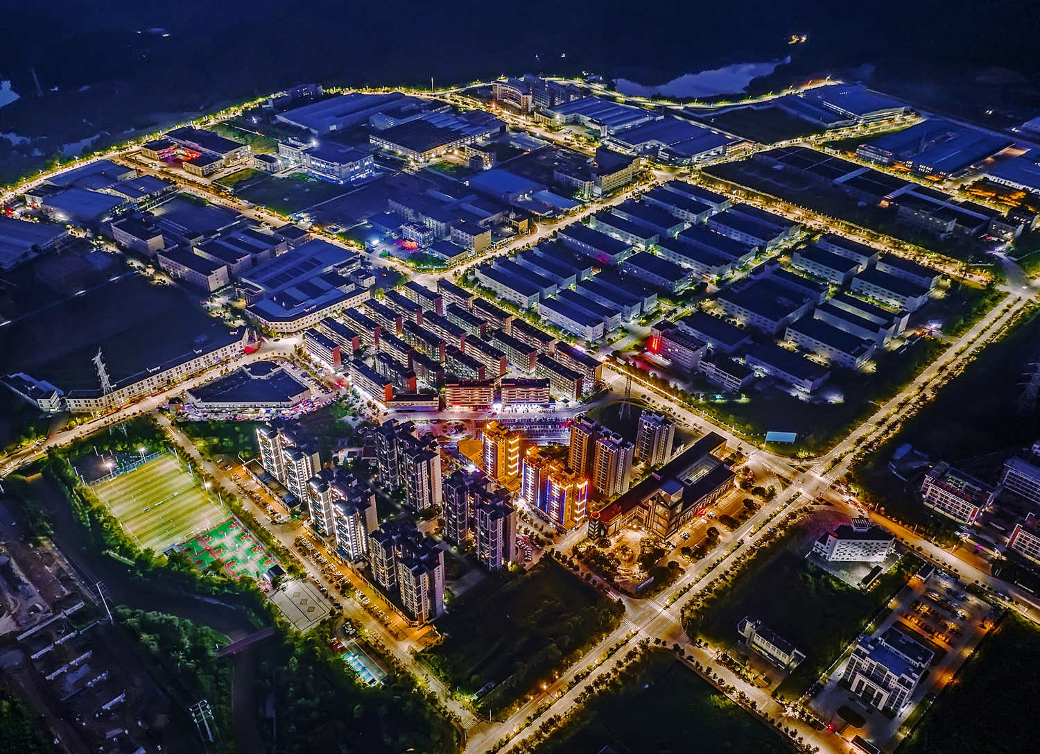 2、燈火通明的高新區(qū)，產(chǎn)業(yè)發(fā)展興旺發(fā)達。張永林攝。_調(diào)整大小.jpg