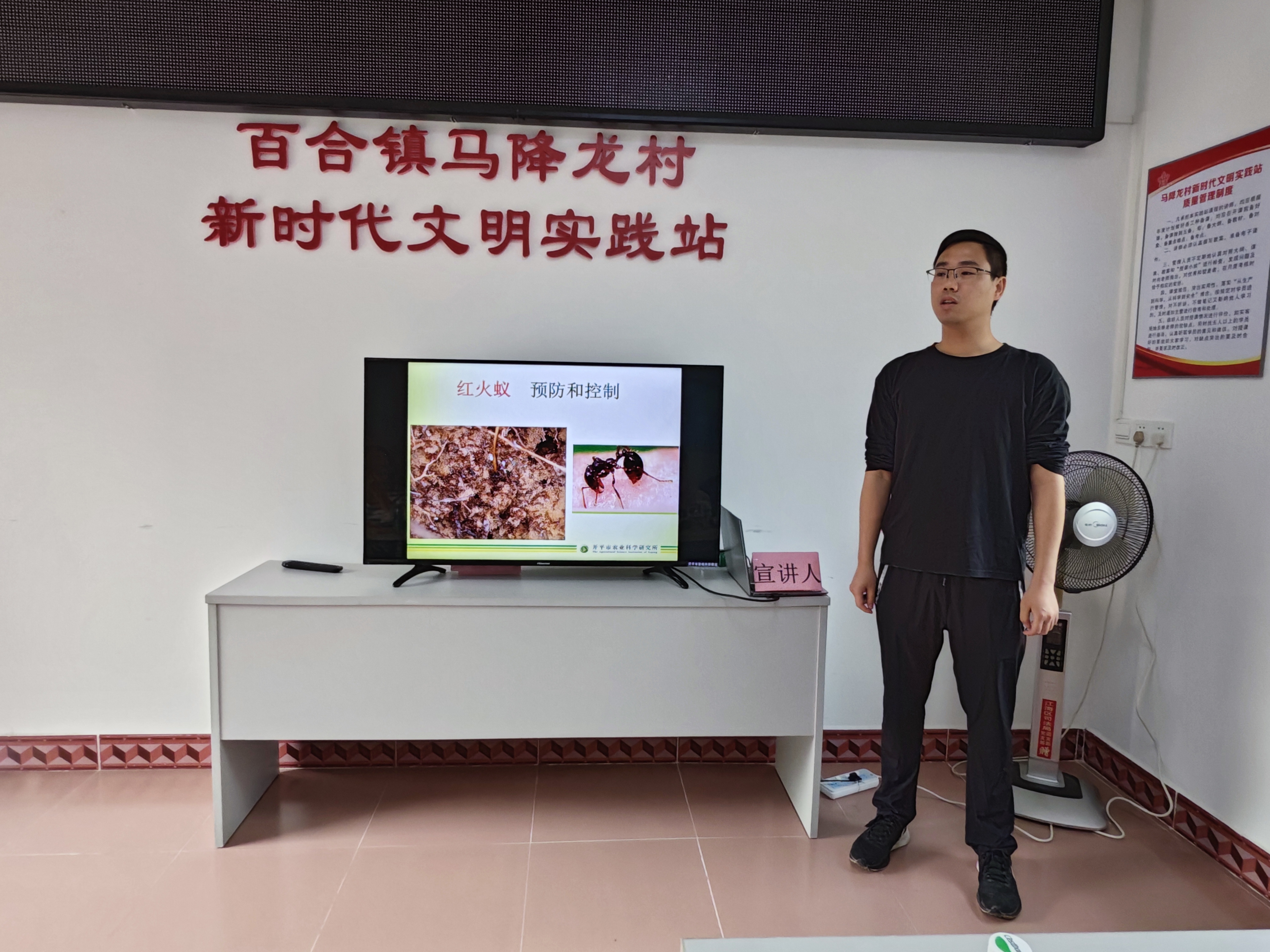 （圖片資料）Ⅱ-2-2)-②2022年11月22日開平市農(nóng)業(yè)農(nóng)村局在百合鎮(zhèn)馬降龍村開展學(xué)習(xí)農(nóng)業(yè)技術(shù)宣傳 共展振興夢想“聽黨話、感黨恩、跟黨走”主體教育活動（2）.jpg