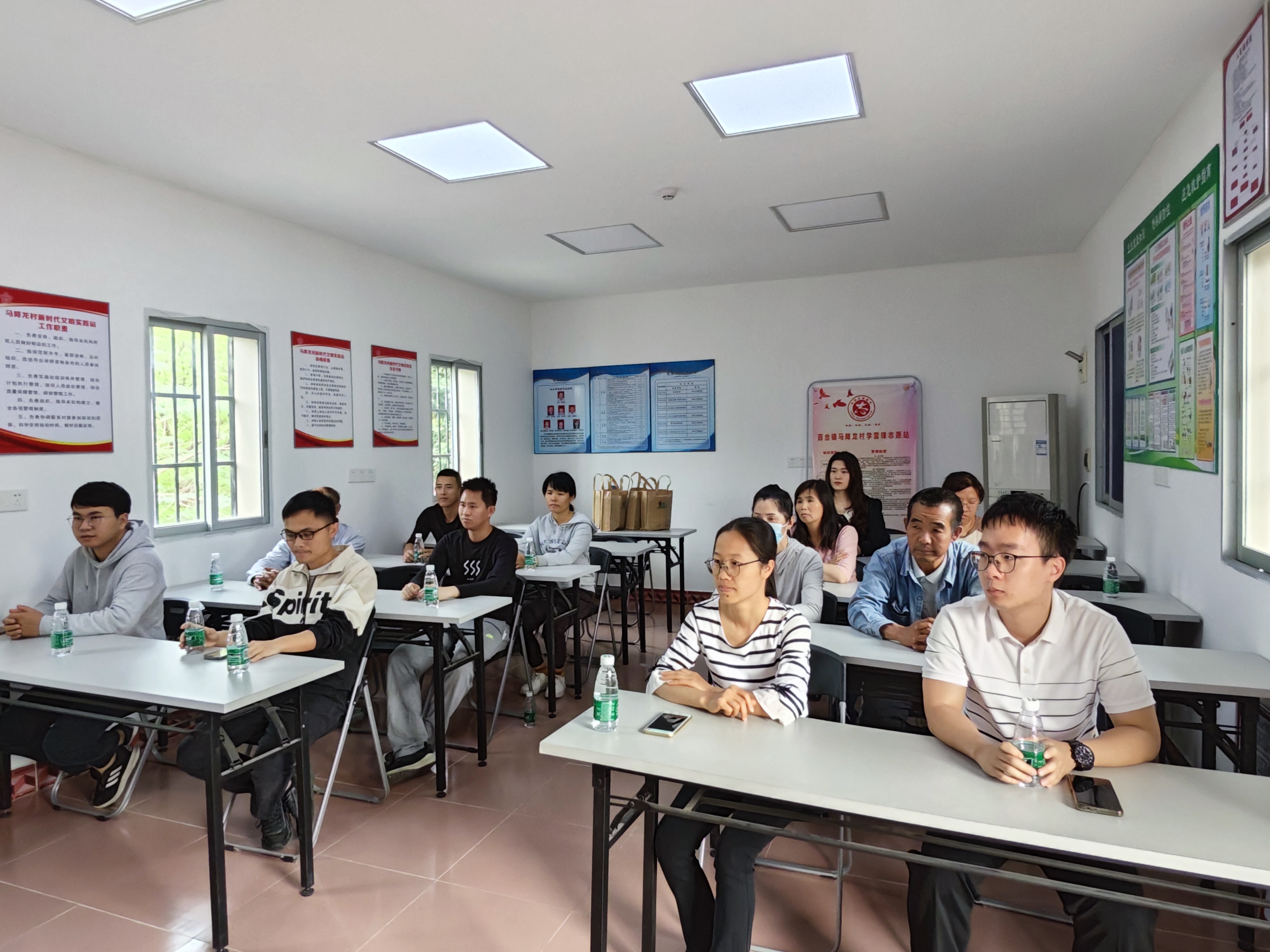 （圖片資料）Ⅱ-2-2)-②2022年11月22日開平市農(nóng)業(yè)農(nóng)村局在百合鎮(zhèn)馬降龍村開展學(xué)習(xí)農(nóng)業(yè)技術(shù)宣傳 共展振興夢想“聽黨話、感黨恩、跟黨走”主體教育活動（3）.jpg