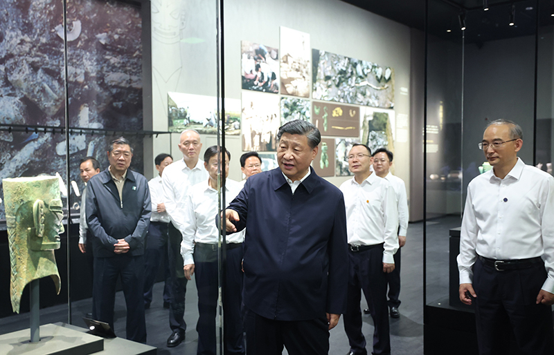 7月25日至27日，中共中央總書記、國家主席、中央軍委主席習(xí)近平在四川考察。這是26日下午，習(xí)近平在位于德陽市廣漢市的三星堆博物館新館參觀。