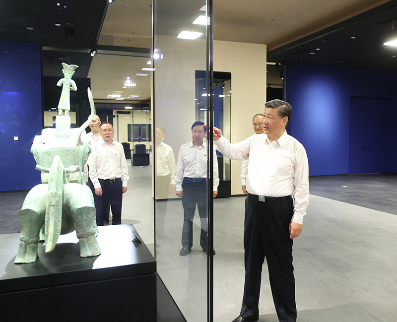 7月25日至27日，中共中央總書記、國家主席、中央軍委主席習(xí)近平在四川考察。這是26日下午，習(xí)近平在位于德陽市廣漢市的三星堆博物館新館參觀。