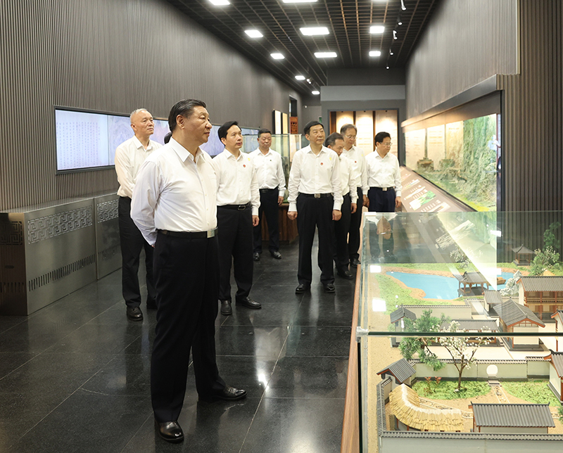 7月29日，中共中央總書記、國家主席、中央軍委主席習(xí)近平在四川考察結(jié)束返京途中，來到陜西省漢中市考察。這是習(xí)近平參觀漢中市博物館有關(guān)歷史文物展陳。