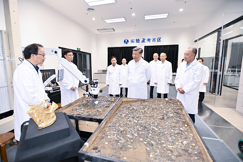 7月25日至27日，中共中央總書記、國家主席、中央軍委主席習(xí)近平在四川考察。這是26日下午，習(xí)近平在位于德陽市廣漢市的三星堆博物館文物保護(hù)與修復(fù)館，同現(xiàn)場工作人員親切交流。