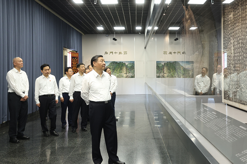 7月29日，中共中央總書記、國家主席、中央軍委主席習(xí)近平在四川考察結(jié)束返京途中，來到陜西省漢中市考察。這是習(xí)近平參觀漢中市博物館有關(guān)歷史文物展陳。