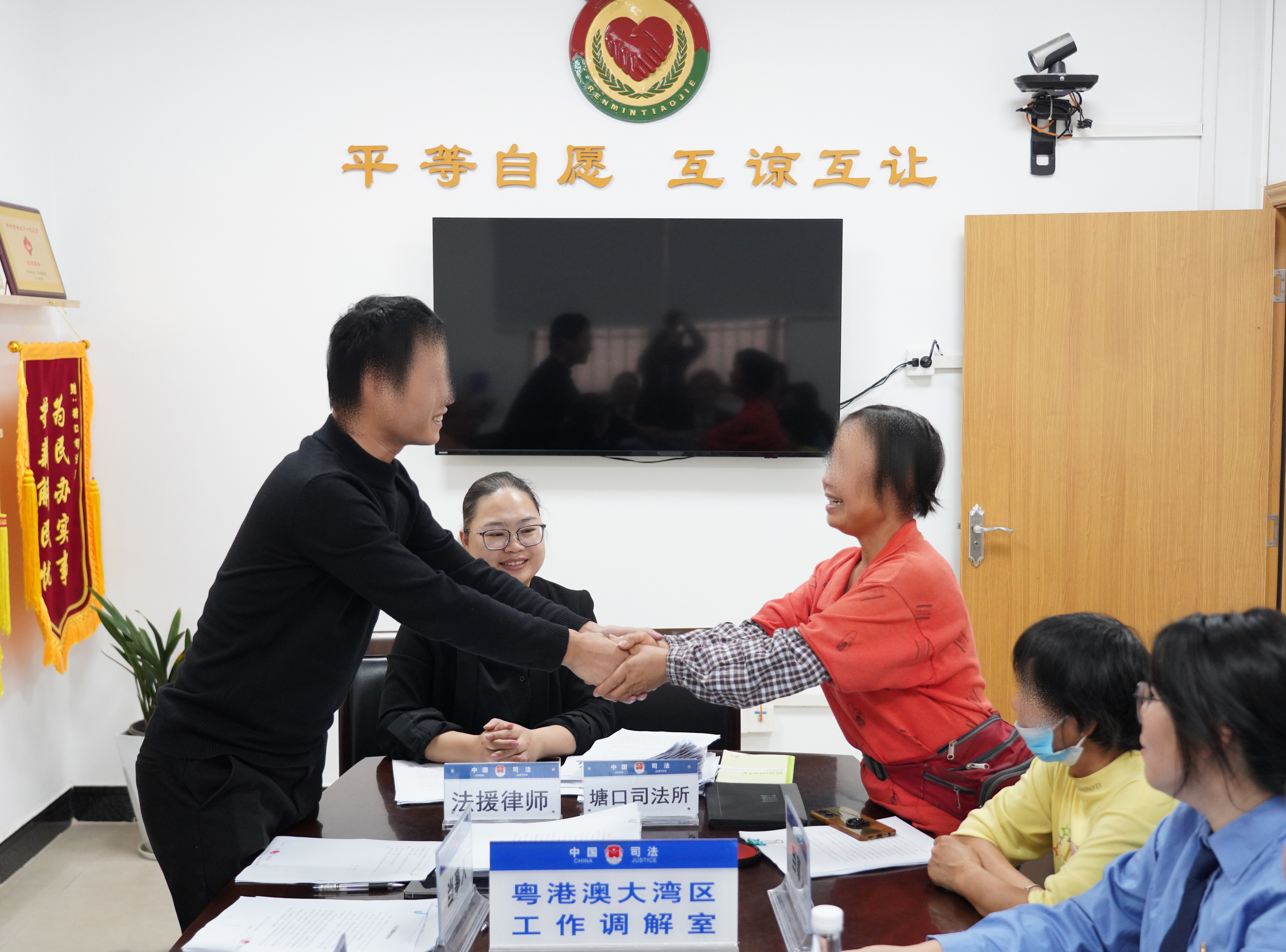 雙方代表握手言和，喜逐顏開(kāi).jpg