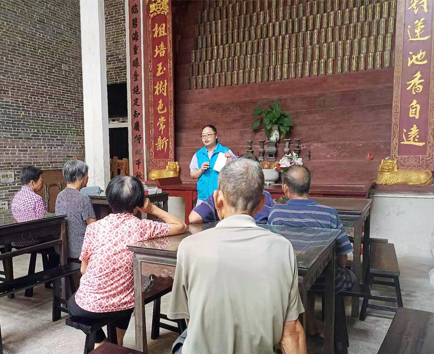 塘口司法所調(diào)解員在祠堂內(nèi)為村內(nèi)老人講解民法典關(guān)于繼承、贍養(yǎng)老人方面的法律知識.jpg