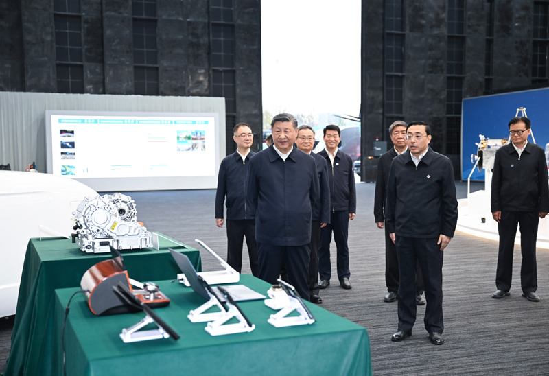 10月17日至18日，中共中央總書記、國(guó)家主席、中央軍委主席習(xí)近平在安徽考察。這是17日下午，習(xí)近平在合肥濱湖科學(xué)城察看安徽省重大科技創(chuàng)新成果集中展示。