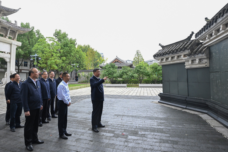 10月17日至18日，中共中央總書記、國(guó)家主席、中央軍委主席習(xí)近平在安徽考察。這是17日下午，習(xí)近平在安慶桐城市六尺巷考察。