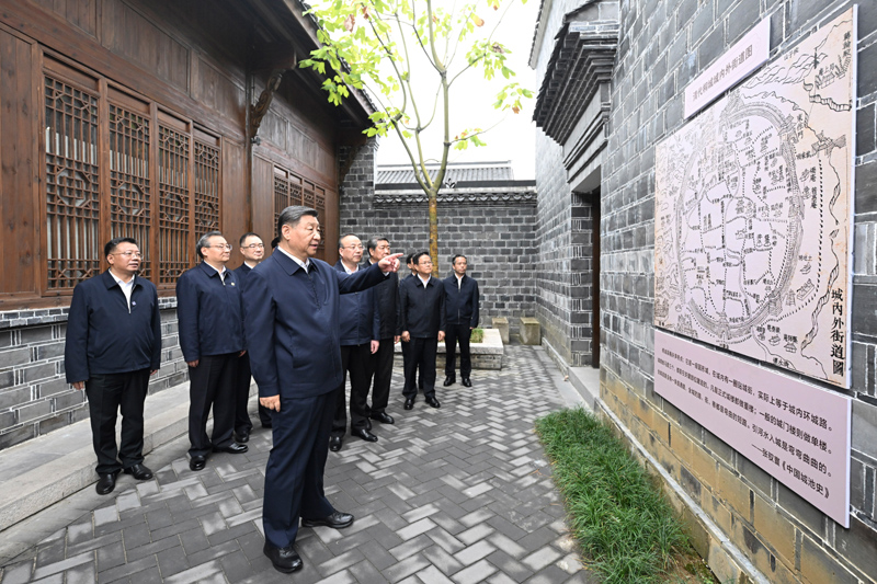 10月17日至18日，中共中央總書記、國(guó)家主席、中央軍委主席習(xí)近平在安徽考察。這是17日下午，習(xí)近平在安慶桐城市六尺巷考察。