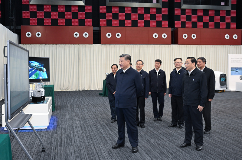 10月17日至18日，中共中央總書記、國(guó)家主席、中央軍委主席習(xí)近平在安徽考察。這是17日下午，習(xí)近平在合肥濱湖科學(xué)城察看安徽省重大科技創(chuàng)新成果集中展示。
