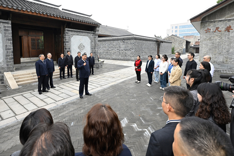10月17日至18日，中共中央總書記、國(guó)家主席、中央軍委主席習(xí)近平在安徽考察。這是17日下午，習(xí)近平在安慶桐城市六尺巷考察時(shí)，同當(dāng)?shù)鼐用窈陀慰陀H切交流。