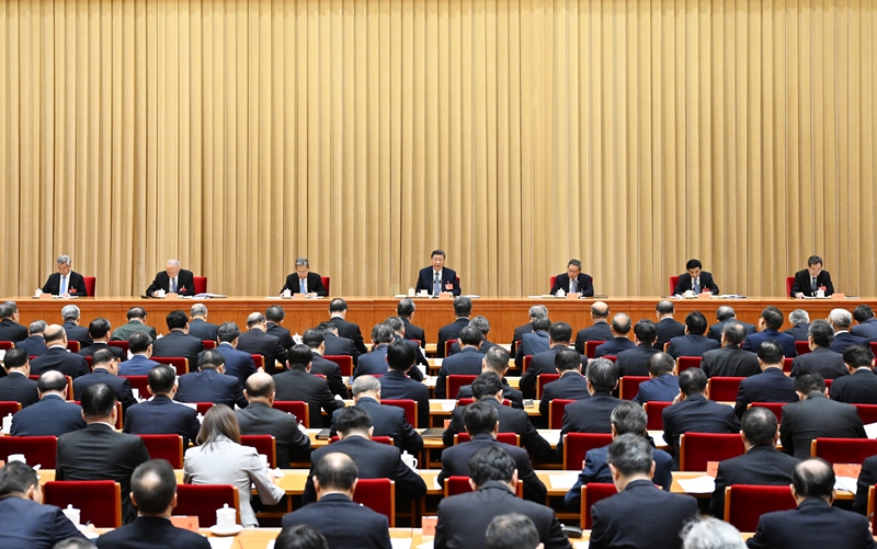??12月11日至12日，中央經(jīng)濟工作會議在北京舉行。中共中央總書記、國家主席、中央軍委主席習近平出席會議并發(fā)表重要講話。李強、趙樂際、王滬寧、蔡奇、丁薛祥、李希出席會議。