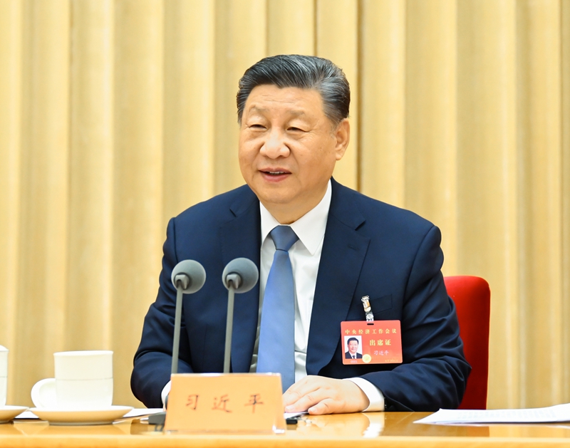 ??12月11日至12日，中央經(jīng)濟(jì)工作會(huì)議在北京舉行。中共中央總書記、國家主席、中央軍委主席習(xí)近平出席會(huì)議并發(fā)表重要講話。