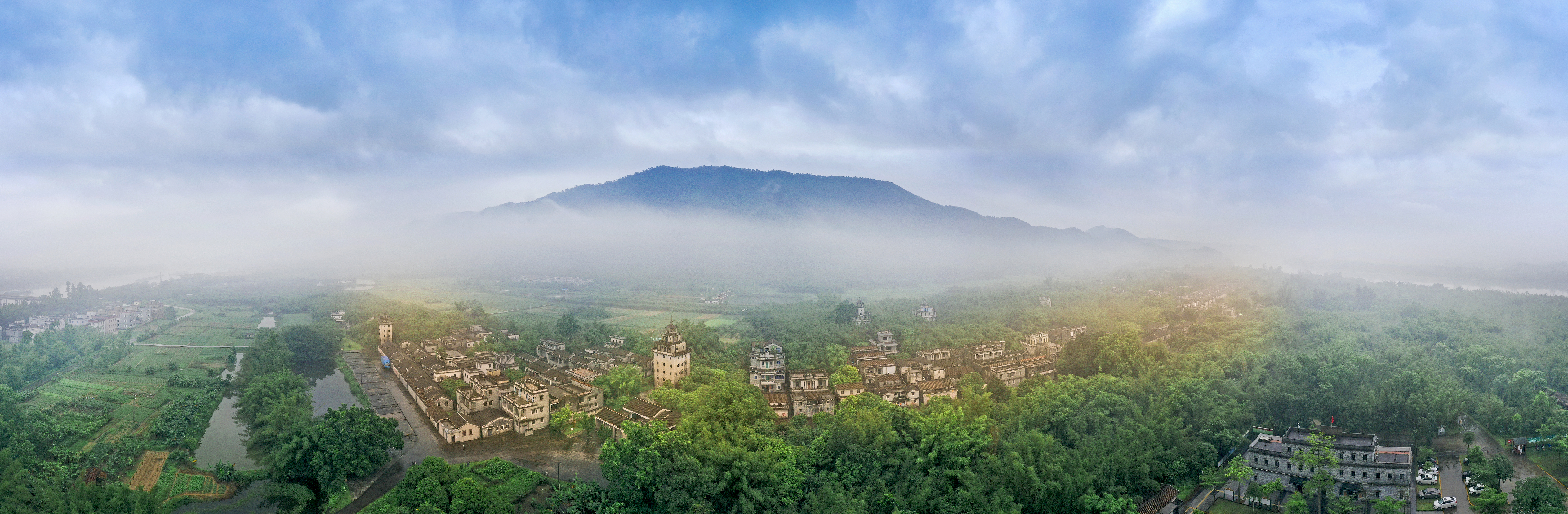 2、二等獎(jiǎng) 李美運(yùn)《秘境馬降龍》.jpg