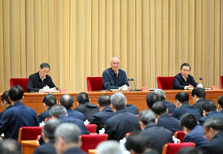 1月17日，全國組織部長會(huì)議在北京召開。中共中央政治局常委、中央書記處書記蔡奇出席會(huì)議并講話。